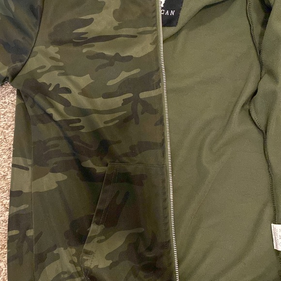 Light weight camo print jacket, lightly worn, no stains, no loose threads - Picture 2 of 5